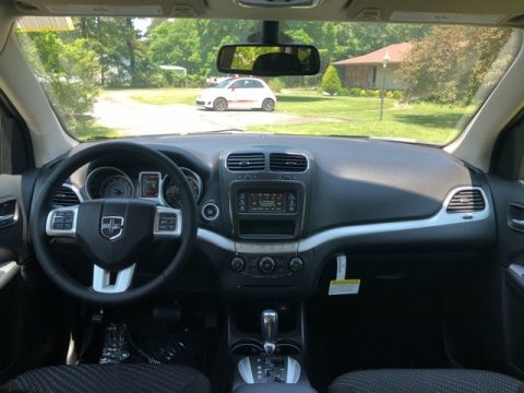 New 2019 DODGE Journey SE